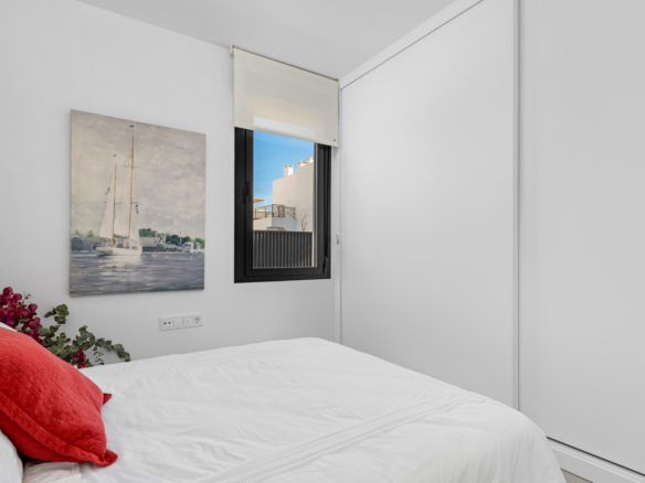 Slaapkamer in sleutelklare villa Mar de Cristal met rustige, lichte styling