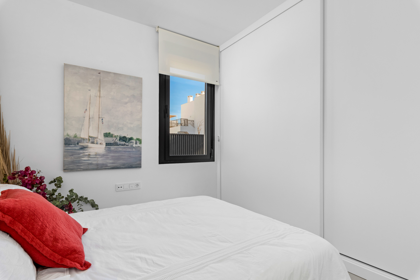 Slaapkamer in sleutelklare villa Mar de Cristal met rustige, lichte styling