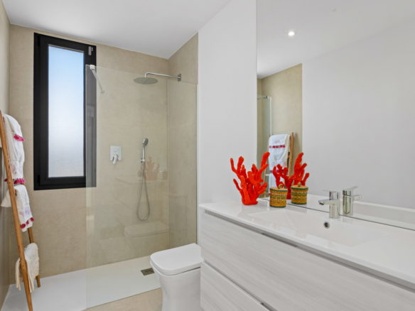 Badkamer met moderne afwerking in nieuwbouw villa Mar de Cristal bij Cartagena