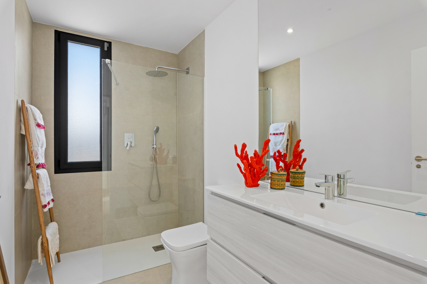 Badkamer met moderne afwerking in nieuwbouw villa Mar de Cristal bij Cartagena