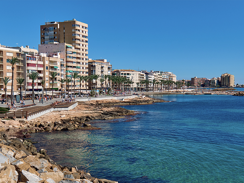 Boulevard van Torrevieja met winkels, terrassen en levendige sfeer