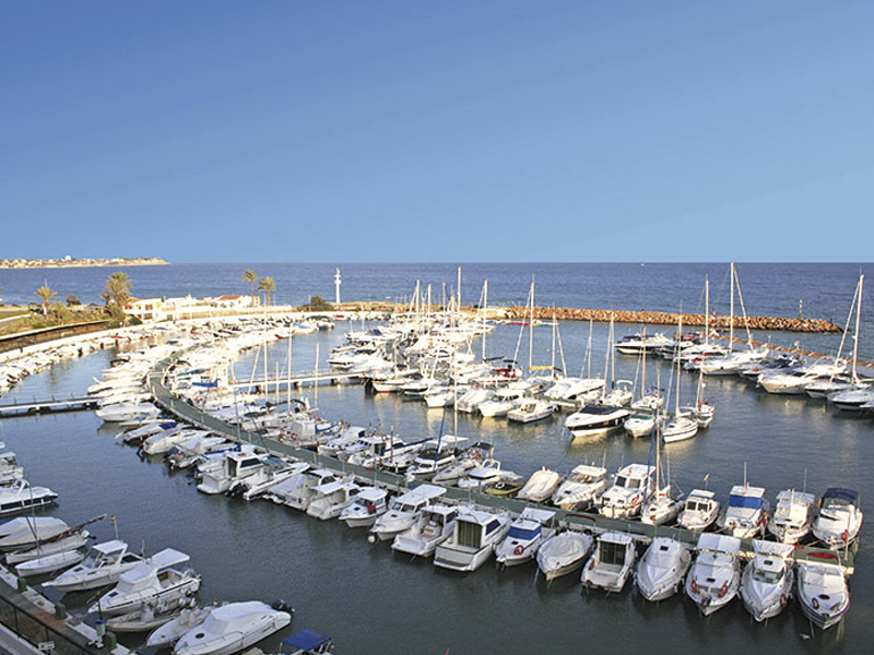 Haven van Torrevieja met boten, promenade en mediterrane sfeer