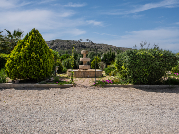 Verlichte fontein in de voortuin van landelijke villa in Calasparra Murcia