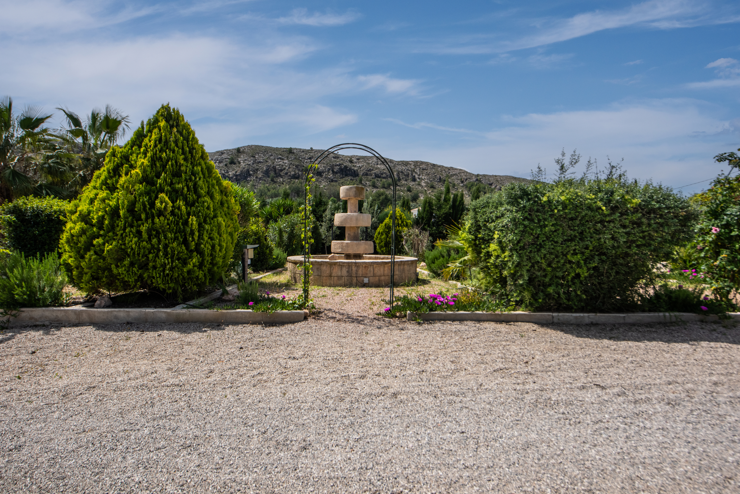 Verlichte fontein in de voortuin van landelijke villa in Calasparra Murcia