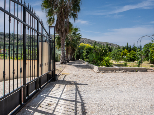 Elektrische toegangspoort en lange oprit naar landelijke villa in Calasparra Murcia