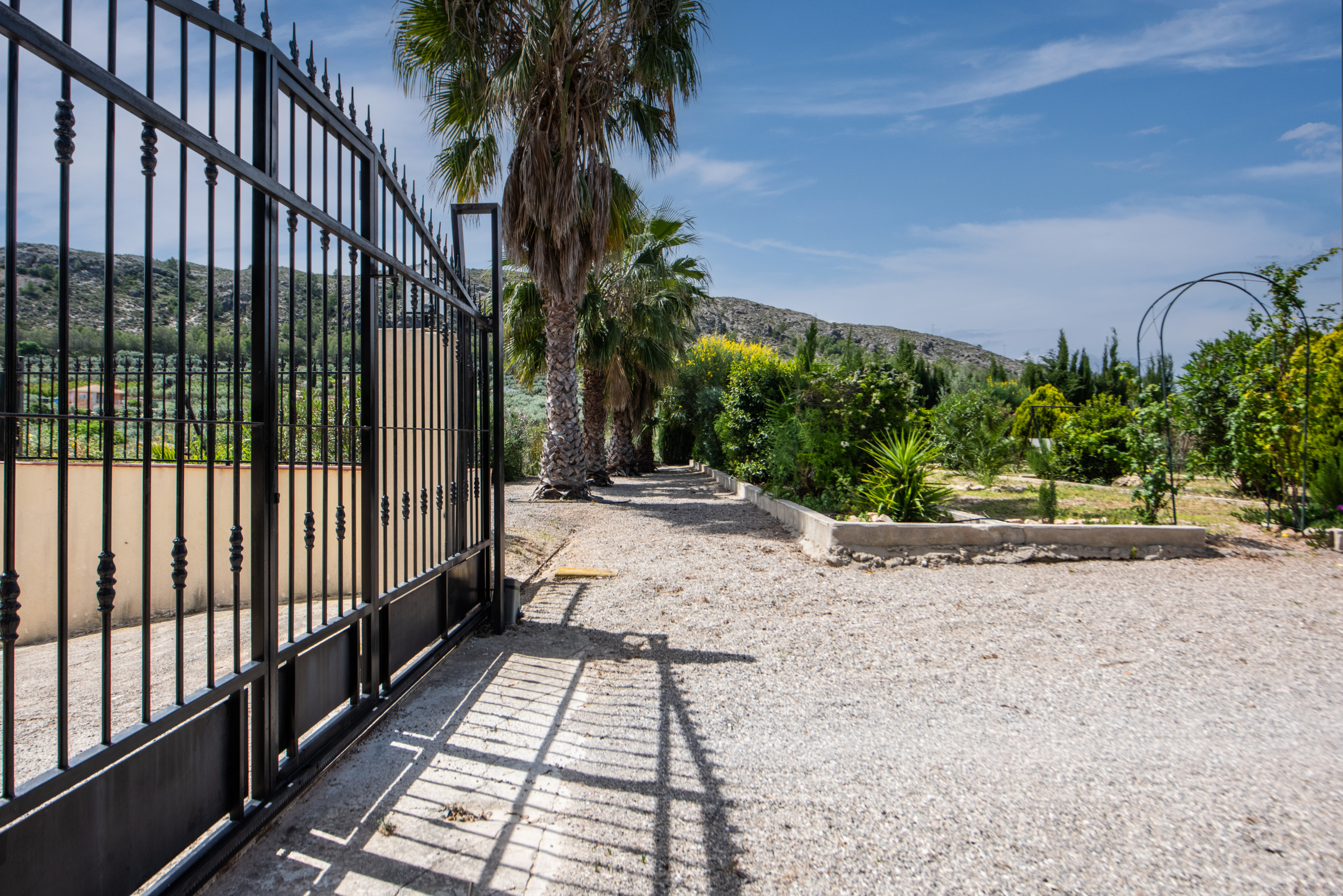 Elektrische toegangspoort en lange oprit naar landelijke villa in Calasparra Murcia