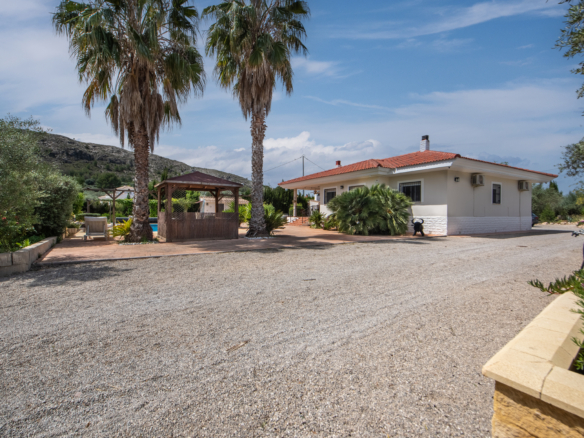 Villa te koop in Calasparra met groot perceel, zwembad en uitzicht over het groene binnenland van Murcia
