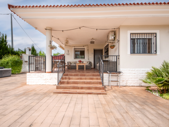 Overdekt terras aan de zuidzijde van de villa met uitzicht over de vallei bij Calasparra