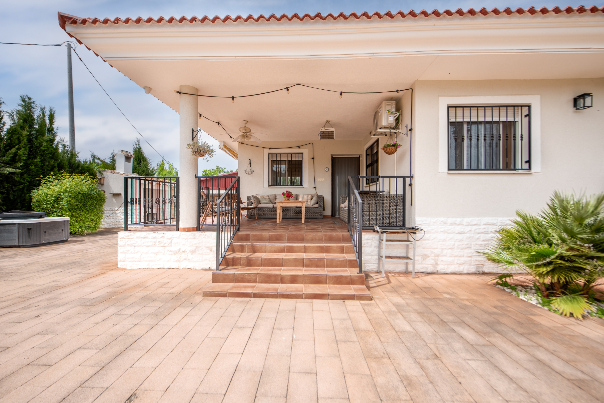 Overdekt terras aan de zuidzijde van de villa met uitzicht over de vallei bij Calasparra