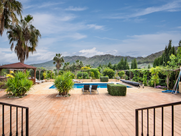 Uitzicht over heuvelachtig landschap en groene vallei bij villa in Calasparra