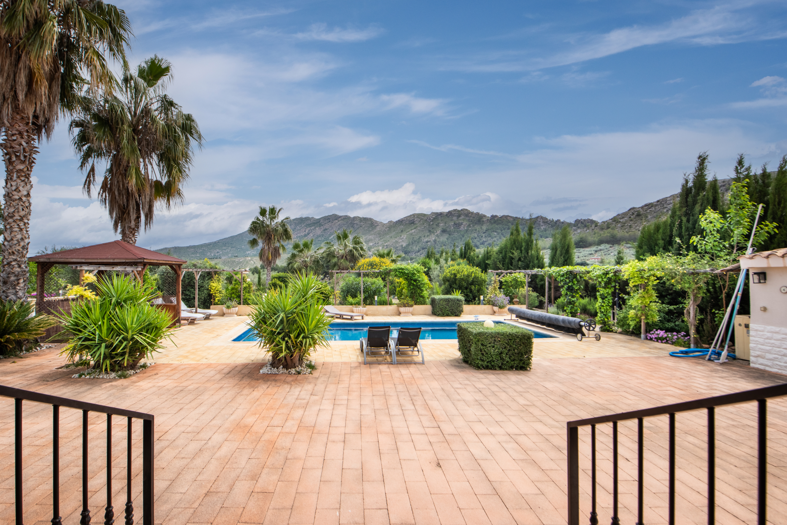 Uitzicht over heuvelachtig landschap en groene vallei bij villa in Calasparra