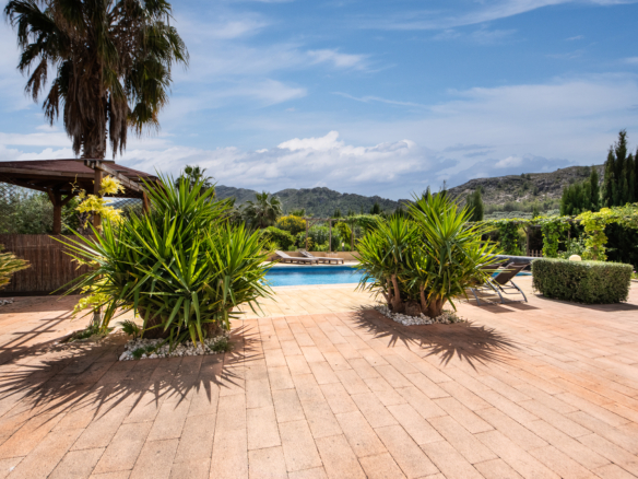 Zonnig terras met privézwembad en uitzicht over de natuur rondom Calasparra