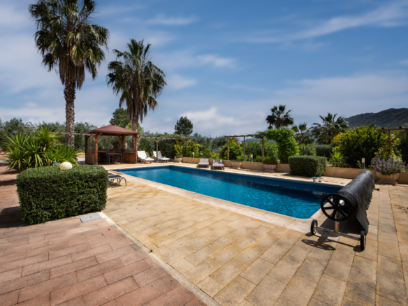 Schaduwrijke loungeplek bij het zwembad van villa in het binnenland van Murcia