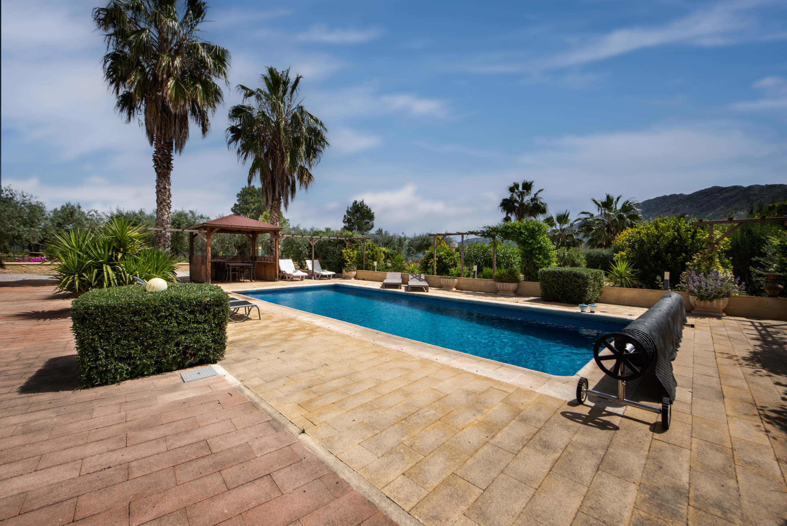 Schaduwrijke loungeplek bij het zwembad van villa in het binnenland van Murcia