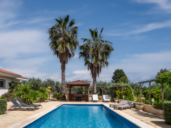 Pergola met mediterrane beplanting rondom het zwembad van villa in Calasparra