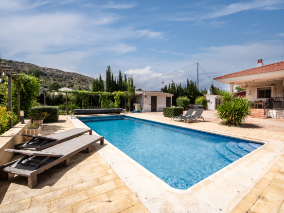 Groot privézwembad van 10 x 4 meter bij villa te koop in Calasparra Murcia