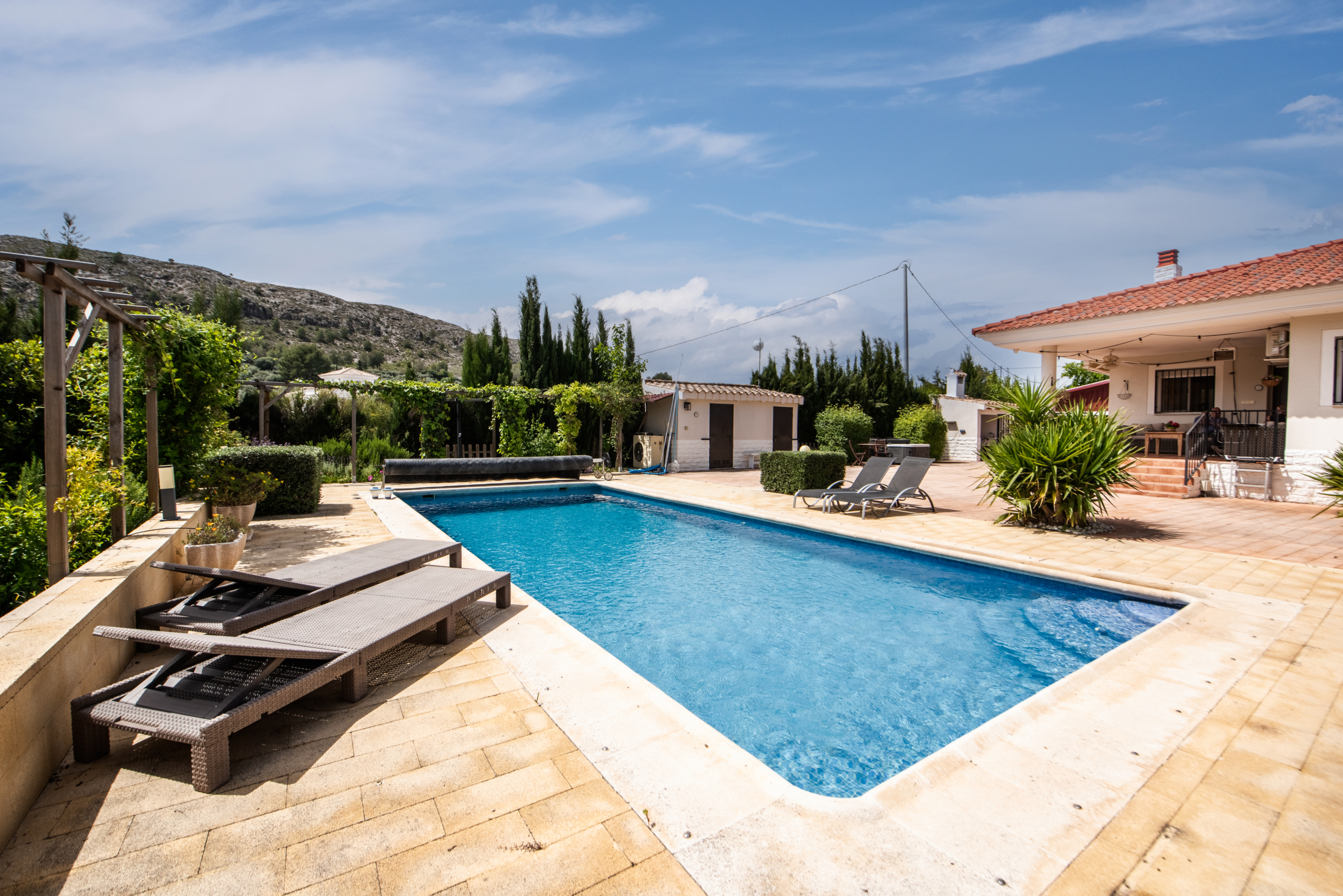 Groot privézwembad van 10 x 4 meter bij villa te koop in Calasparra Murcia