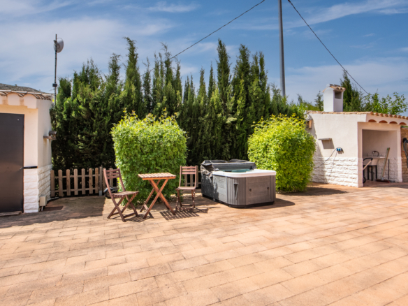 Jacuzzi naast het zwembad bij ruime villa met groot perceel in Calasparra