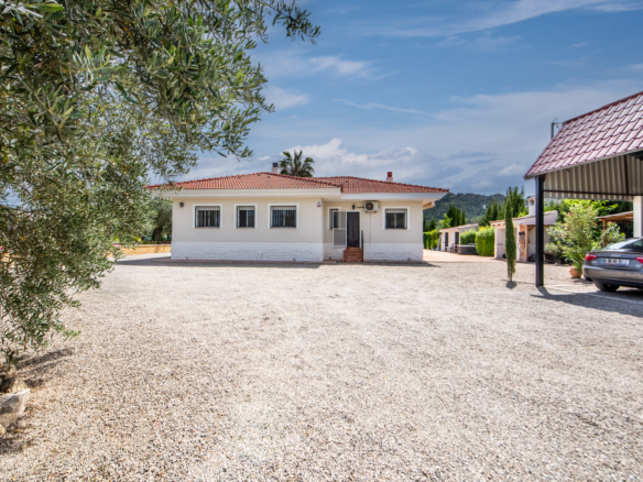 Achteringang van villa in Calasparra