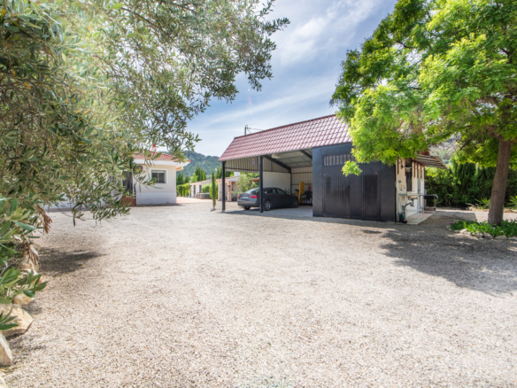 Grote kapschuur van 63 m² voor camper, auto en werkplaats bij villa in Calasparra