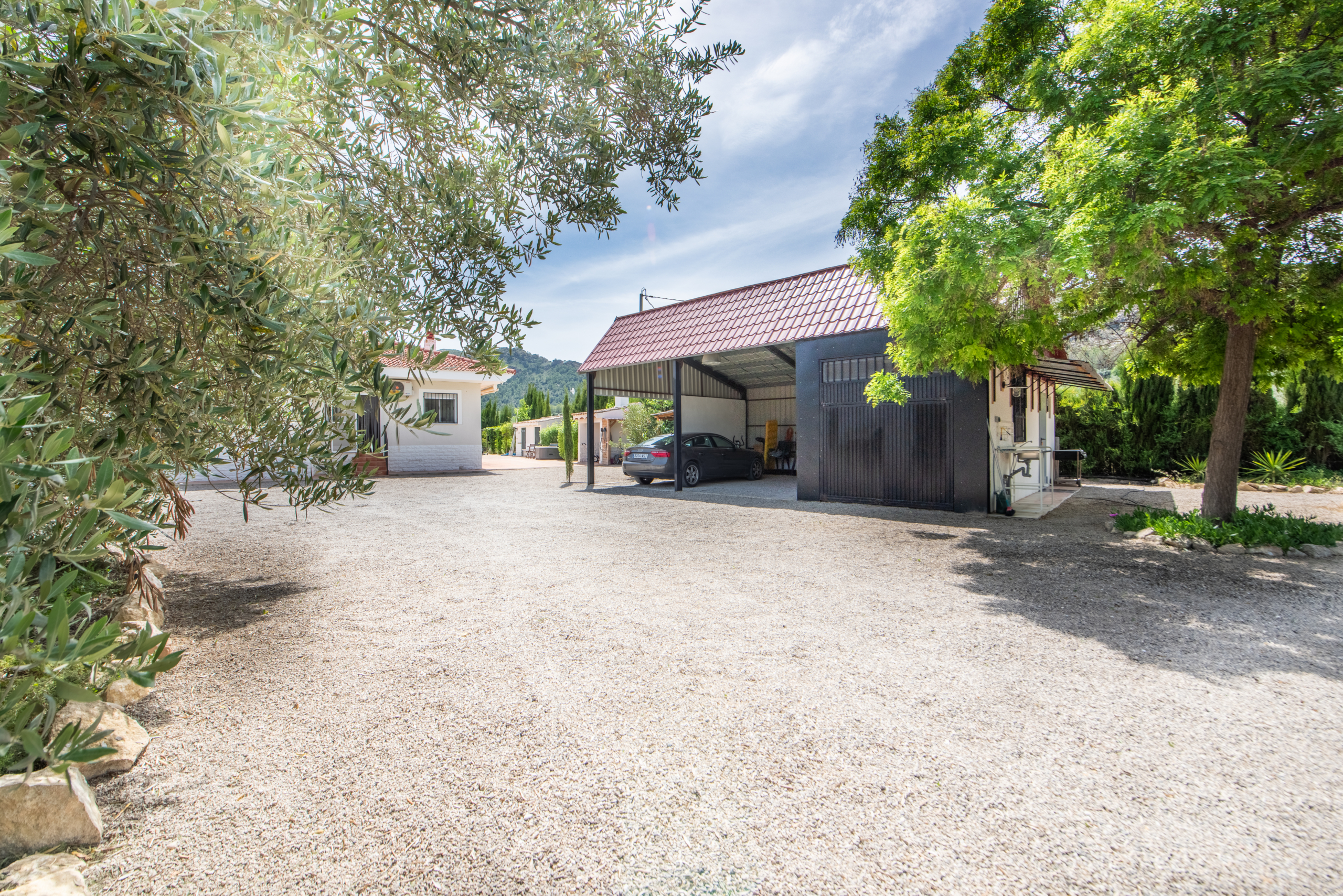 Grote kapschuur van 63 m² voor camper, auto en werkplaats bij villa in Calasparra