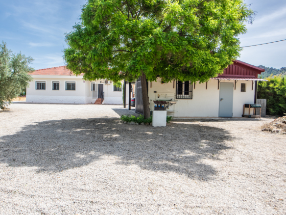 Achtertuin met kapschuur, camperplaatsen en praktische voorzieningen bij villa Murcia