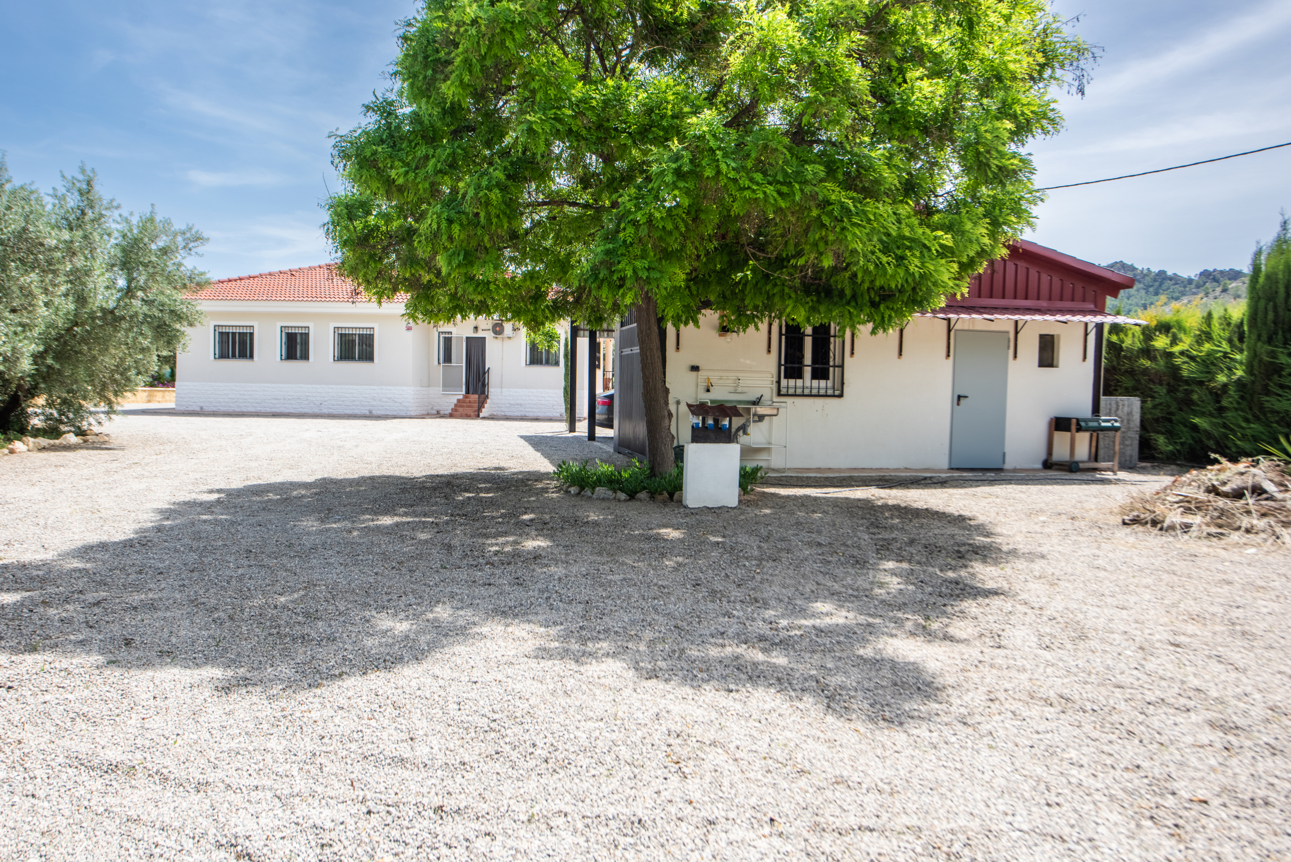 Achtertuin met kapschuur, camperplaatsen en praktische voorzieningen bij villa Murcia