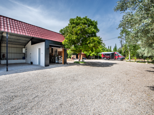 Camperplaats met stroomaansluiting, badkamer en warm water bij woning in Calasparra