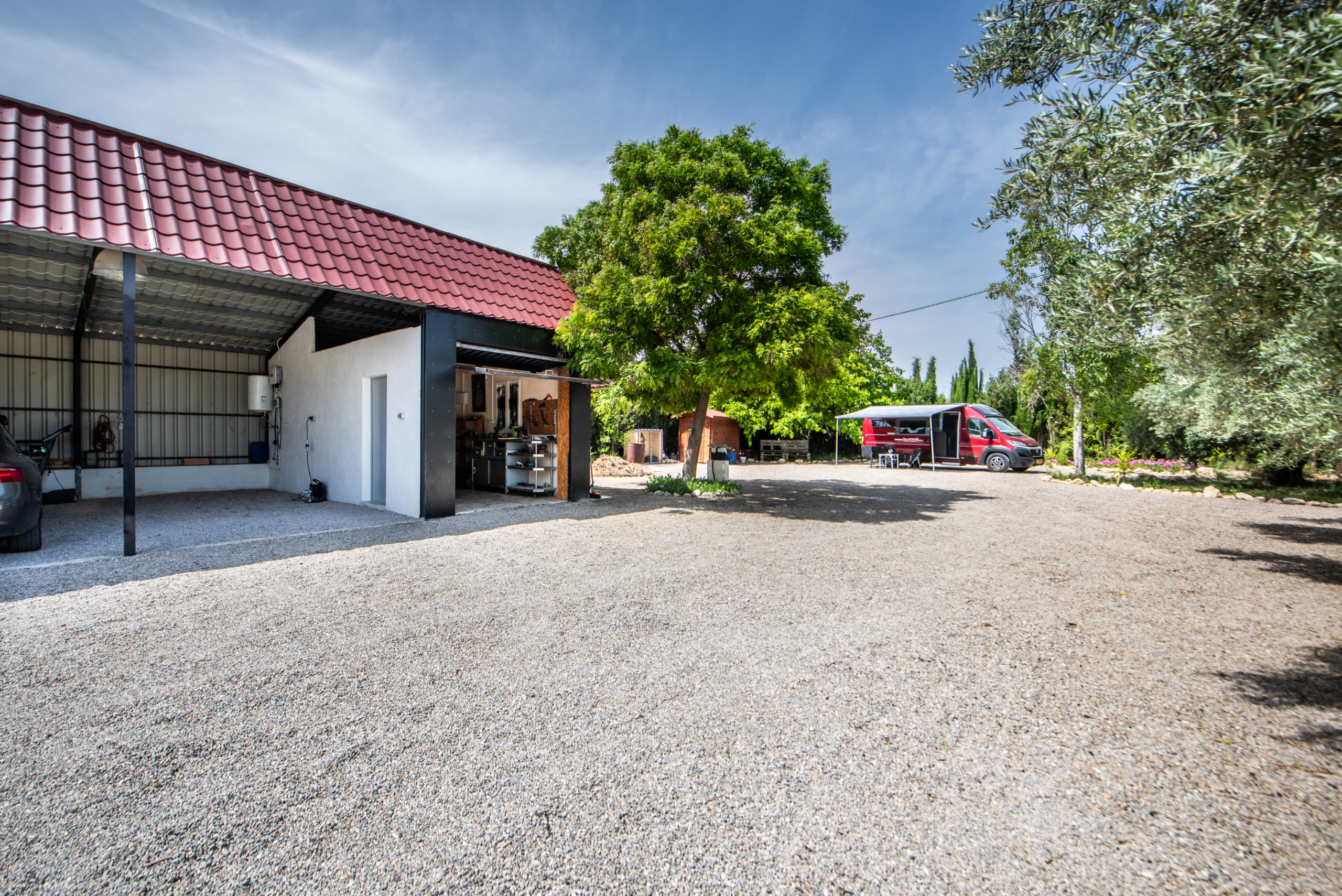 Camperplaats met stroomaansluiting, badkamer en warm water bij woning in Calasparra