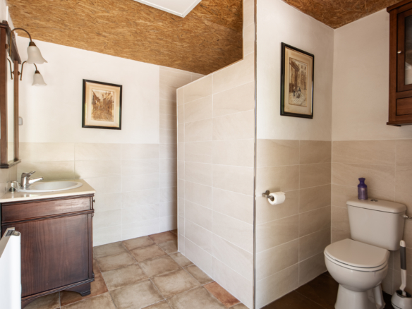 Extra badkamer met douche en toilet bij camperplaatsen op perceel in Calasparra