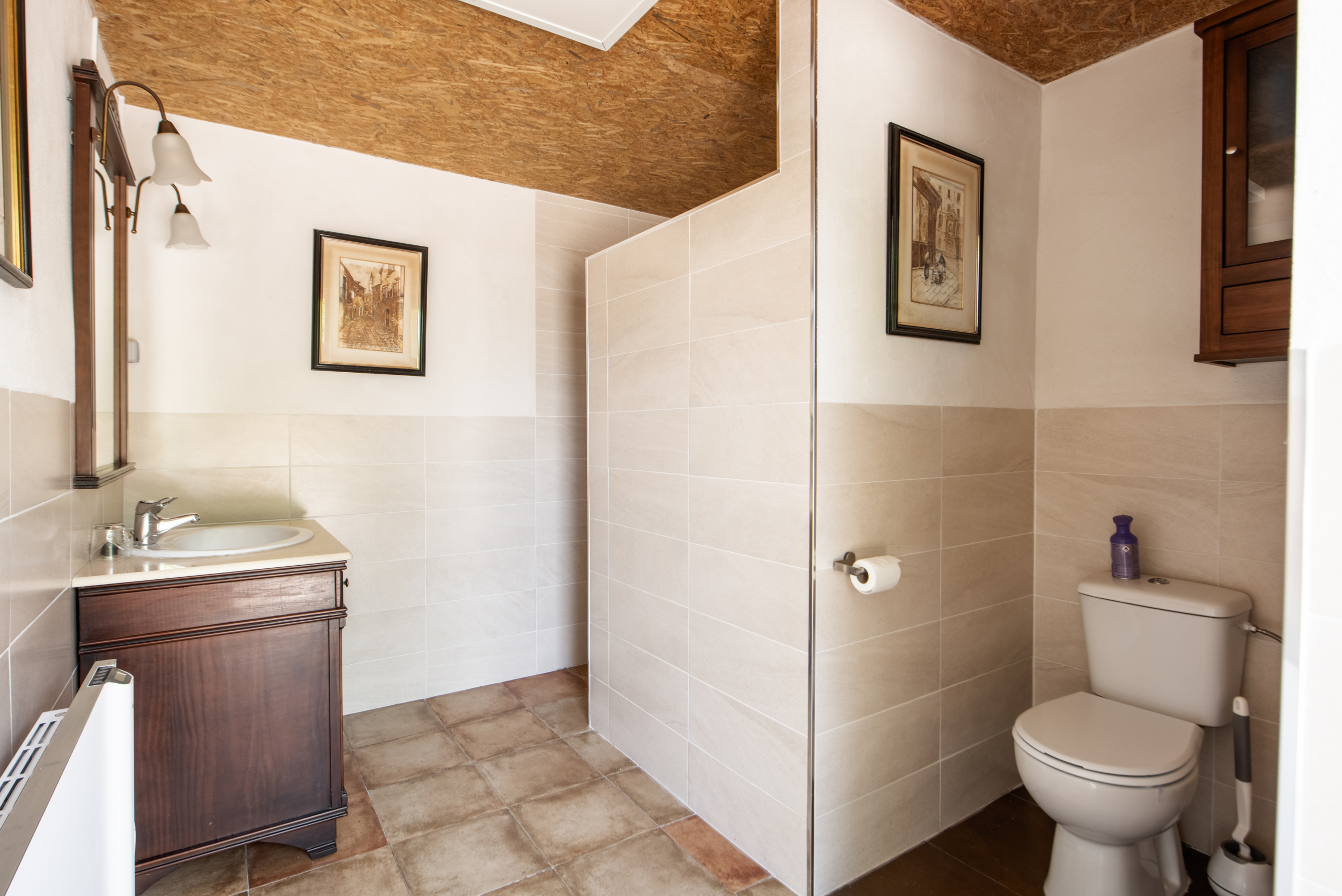 Extra badkamer met douche en toilet bij camperplaatsen op perceel in Calasparra