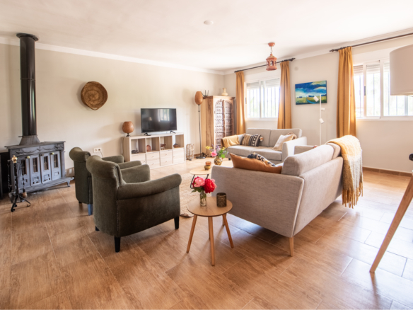 Gezellige zithoek in de woonkamer van instapklare villa te koop in Calasparra