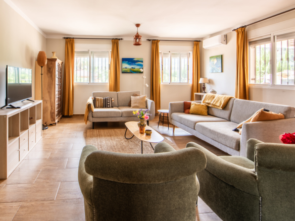 Woonkamer met houtkachel voor winteravonden in landelijke villa in Murcia