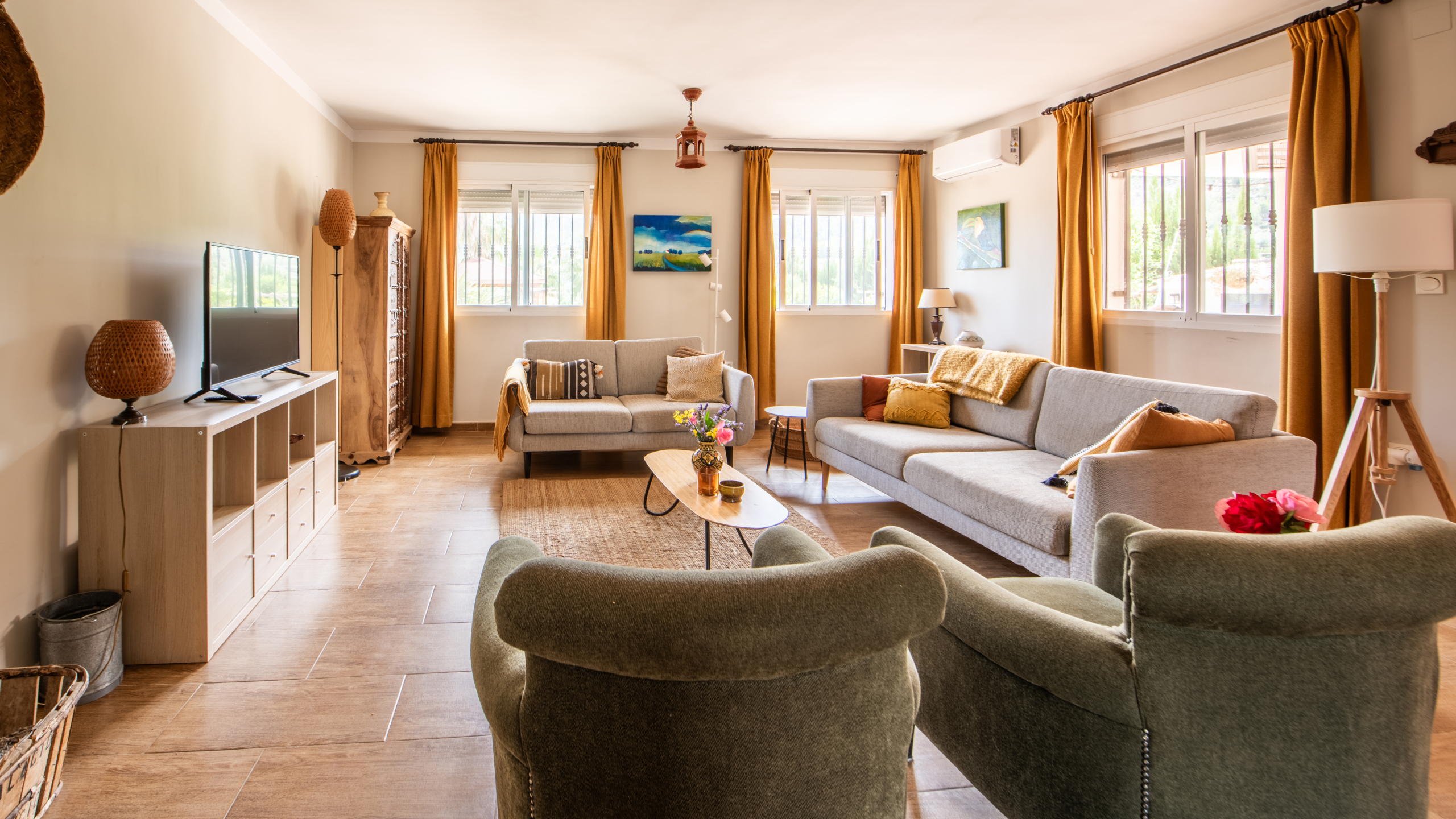 Woonkamer met houtkachel voor winteravonden in landelijke villa in Murcia