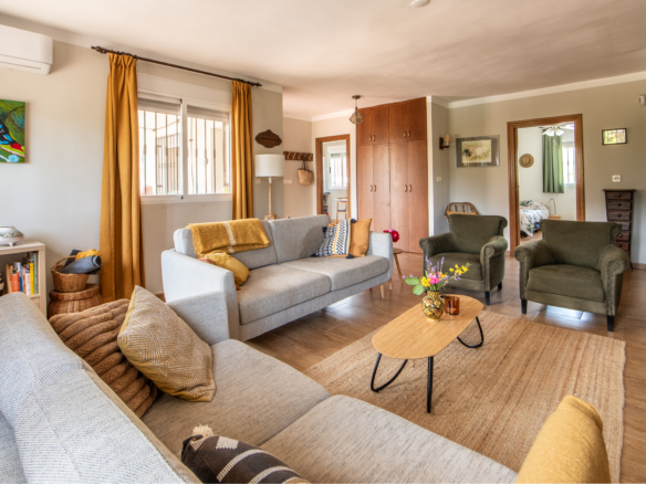 Ruime woonkamer van villa in Calasparra met houtkachel, airconditioning en tegelvloer