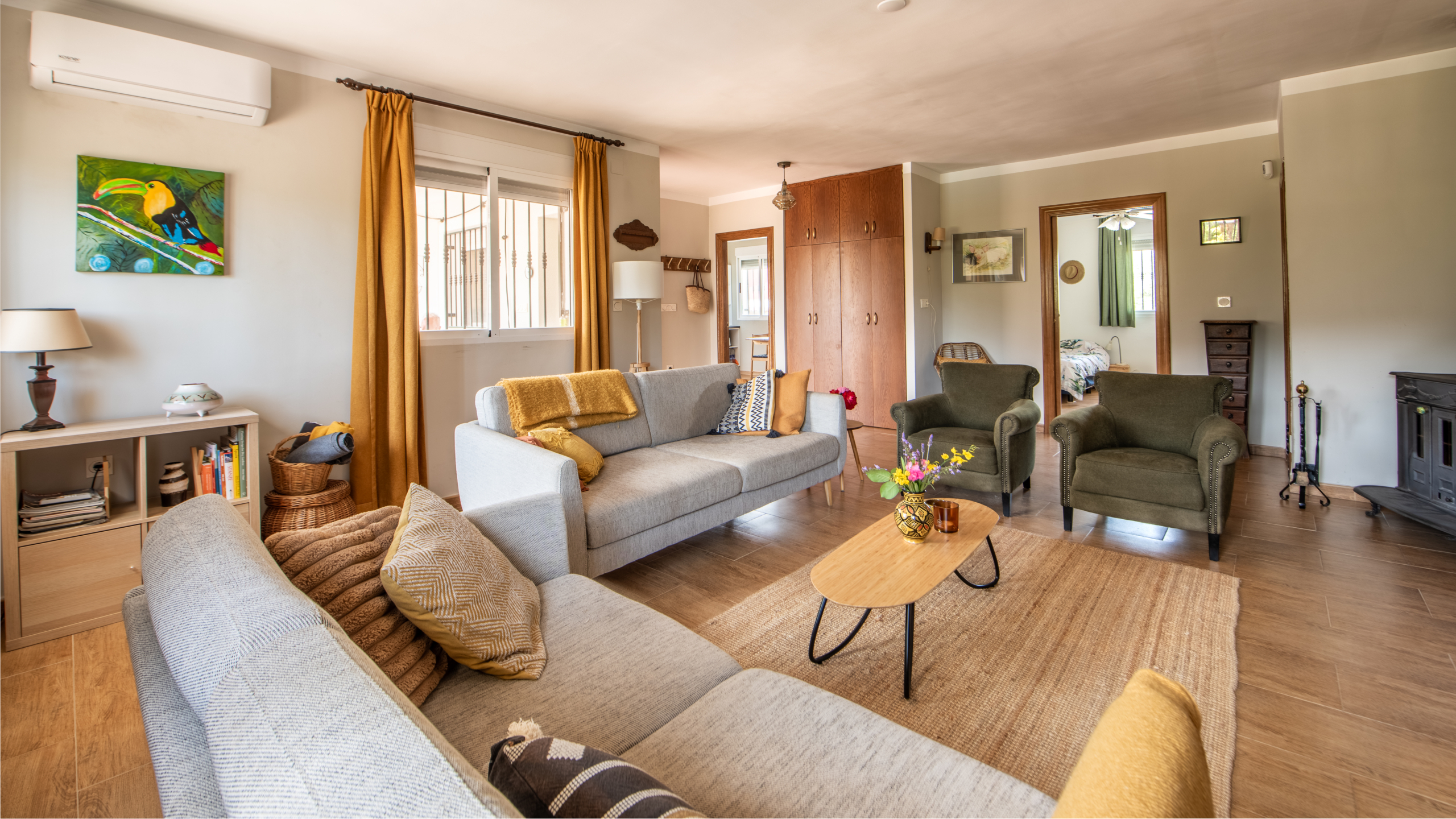 Ruime woonkamer van villa in Calasparra met houtkachel, airconditioning en tegelvloer