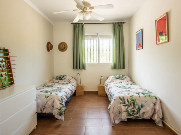 Tweede ruime slaapkamer met vaste kast en plafondventilator in woning Calasparra