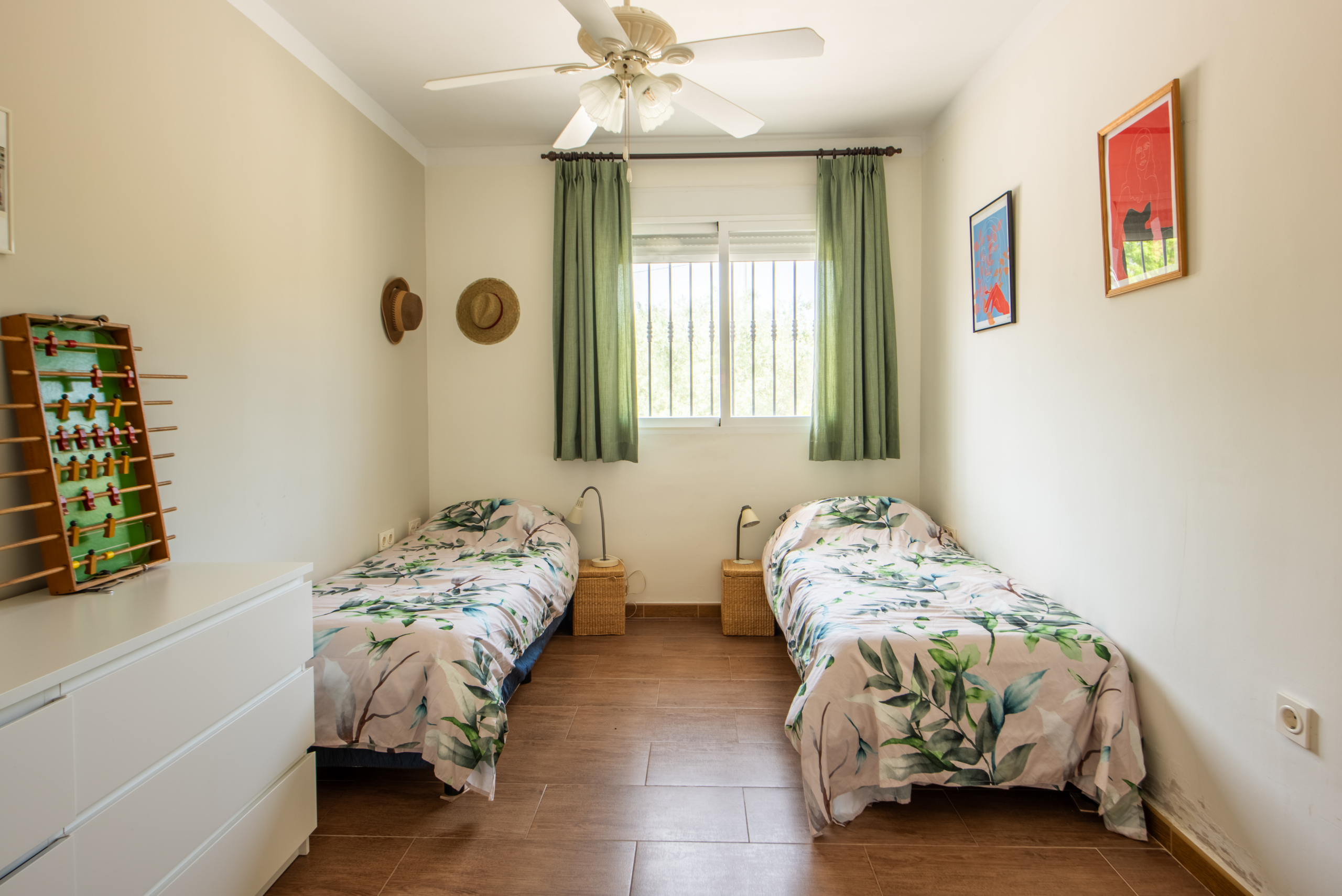 Tweede ruime slaapkamer met vaste kast en plafondventilator in woning Calasparra