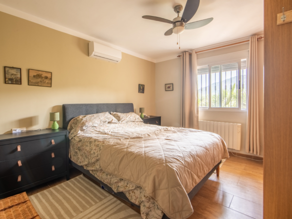 Derde slaapkamer met inbouwkast en comfortabele klimaatregeling in villa Murcia