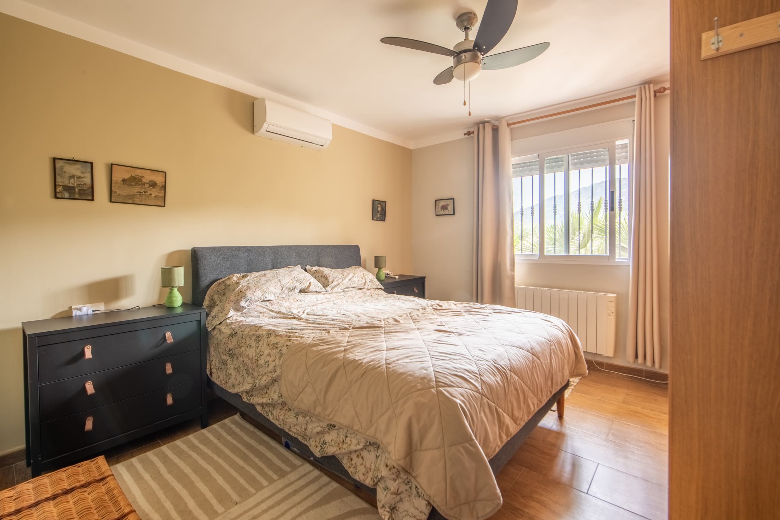 Derde slaapkamer met inbouwkast en comfortabele klimaatregeling in villa Murcia