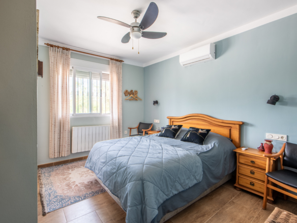 Lichte slaapkamer met dubbele beglazing, rolluiken en horren in villa Calasparra