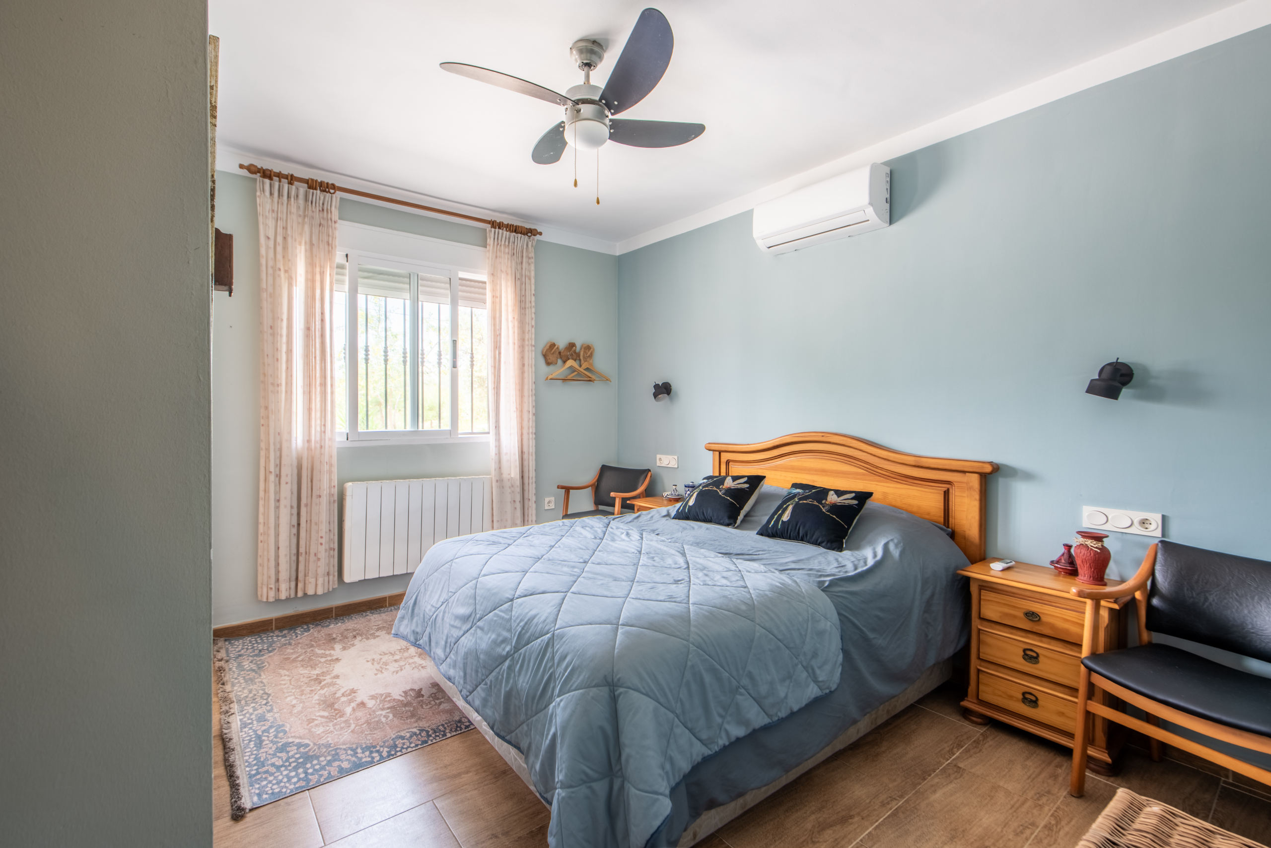 Lichte slaapkamer met dubbele beglazing, rolluiken en horren in villa Calasparra