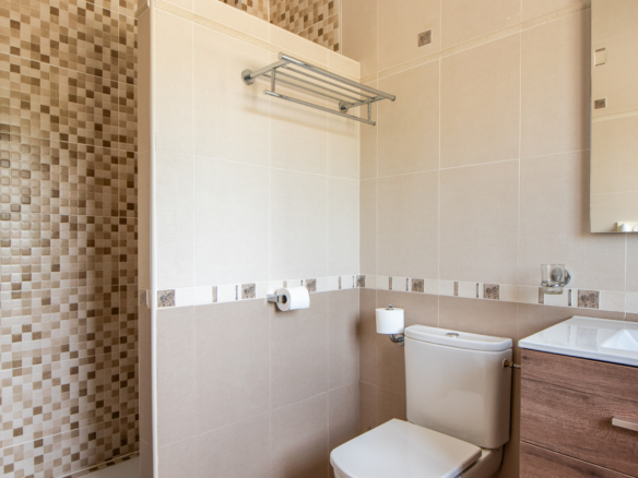 Vernieuwde badkamer met douche en toilet in landelijke villa in Murcia