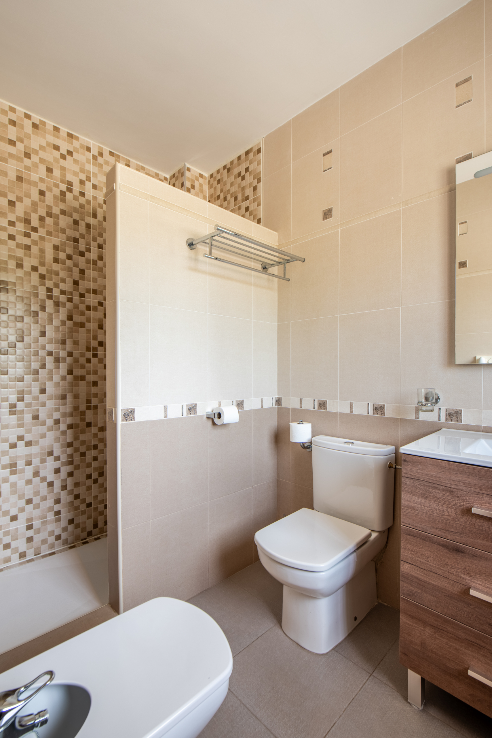 Vernieuwde badkamer met douche en toilet in landelijke villa in Murcia