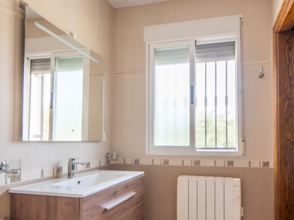 Moderne badkamer en suite bij hoofdslaapkamer van villa in Calasparra