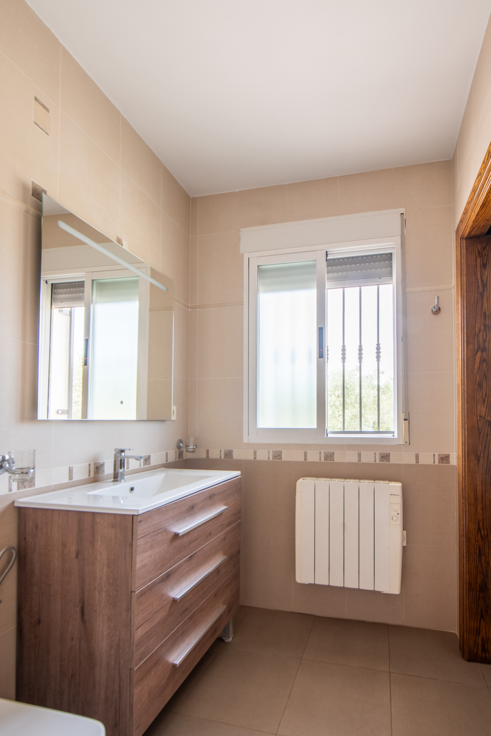 Moderne badkamer en suite bij hoofdslaapkamer van villa in Calasparra