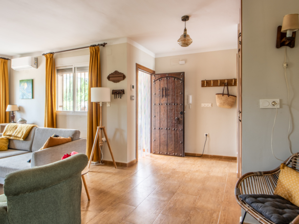 Lichte woonkamer met toegang tot terras en zwembad bij villa in Calasparra