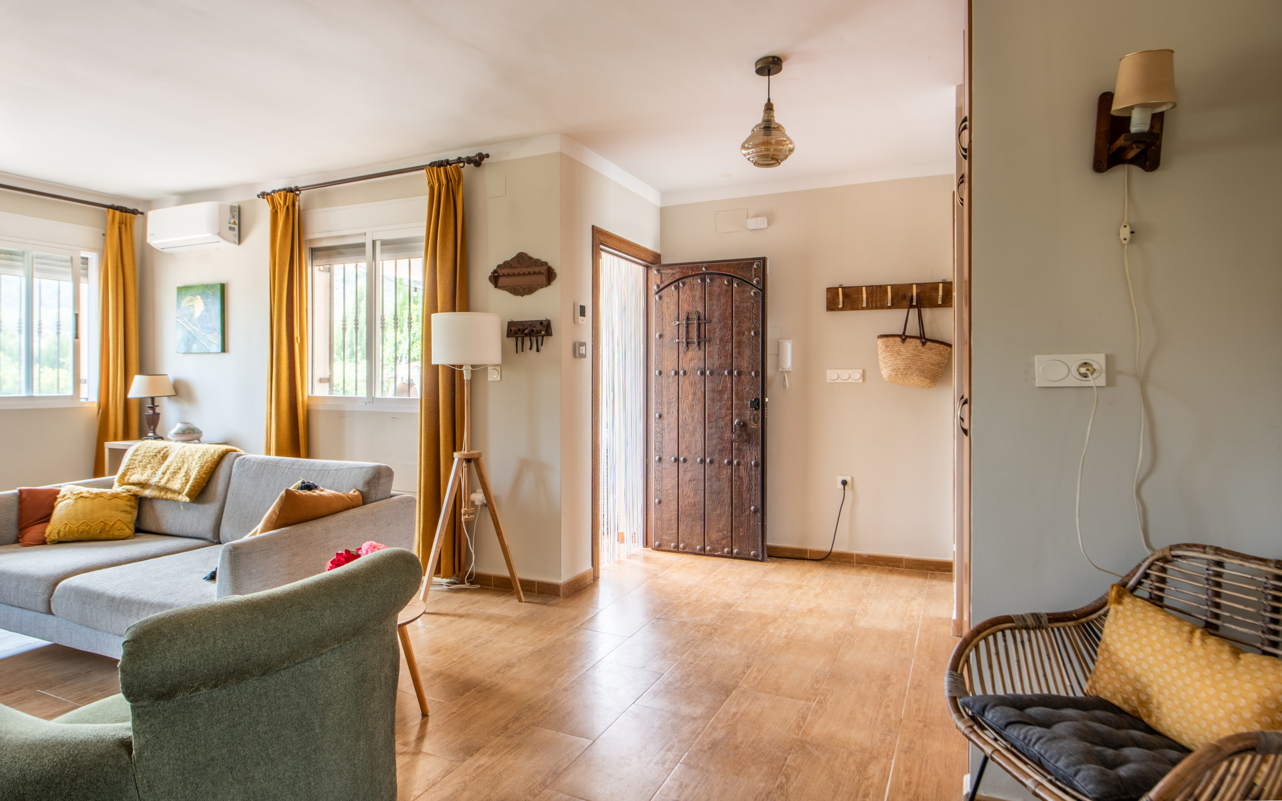 Lichte woonkamer met toegang tot terras en zwembad bij villa in Calasparra