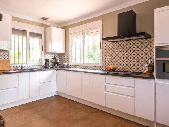 Nieuwe gesloten eetkeuken met moderne apparatuur in villa te koop Calasparra