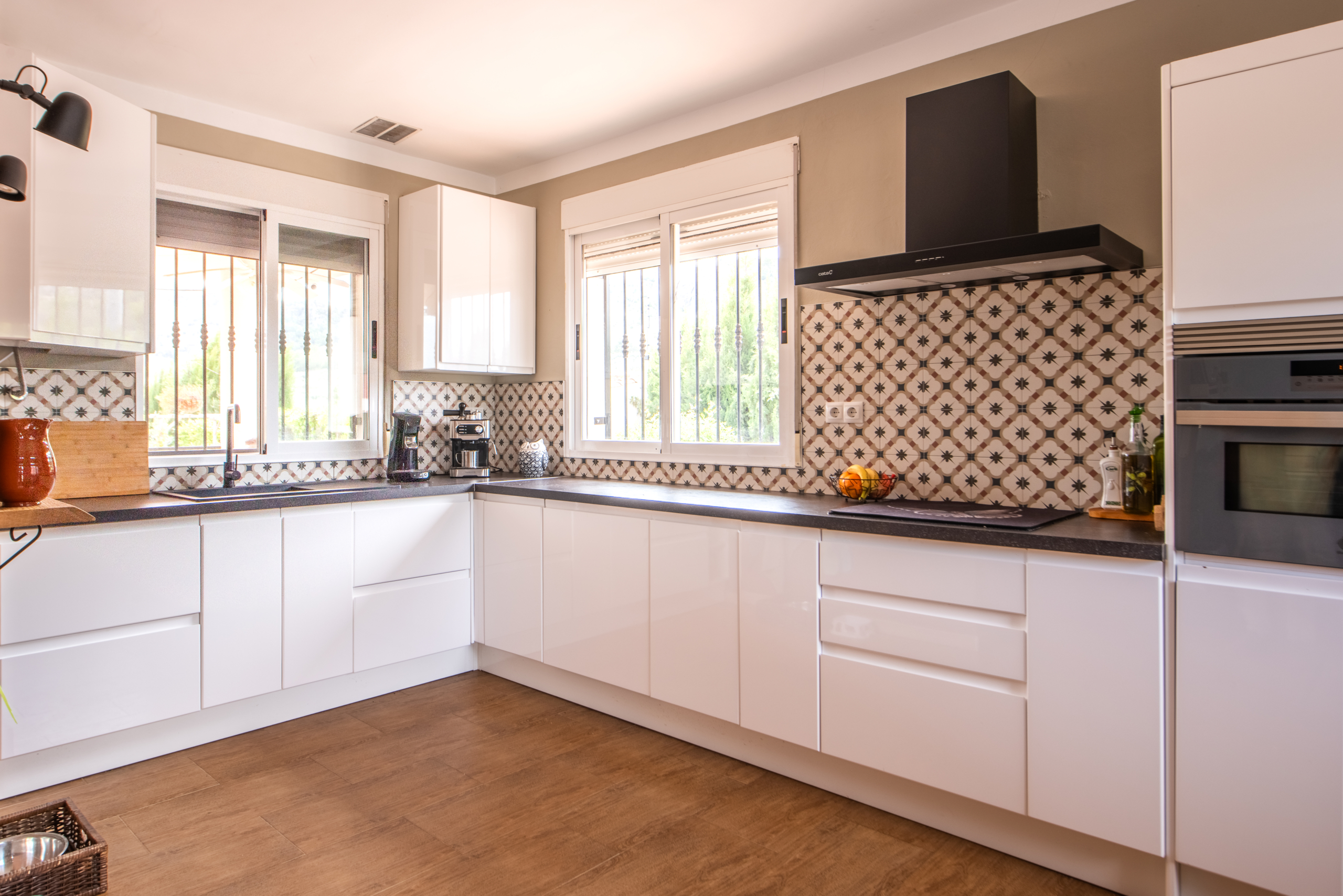 Nieuwe gesloten eetkeuken met moderne apparatuur in villa te koop Calasparra